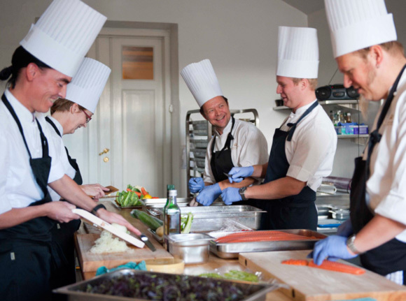 Kjøkkenseksjonen har ansvaret for all matproduksjon ved Det kongelige hoff. Foto: Mona Nordøy.